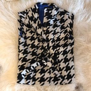 Blk and white houndstooth fuzzy vest.